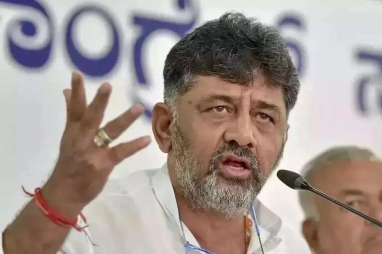 सत्ता परिवर्तन पर कांग्रेस में घमासान: शिवकुमार समर्थक सक्रिय, हाईकमान के लिए बढ़ी मुश्किलें सत्ता परिवर्तन पर कांग्रेस में घमासान: शिवकुमार समर्थक सक्रिय, हाईकमान के लिए बढ़ी मुश्किलें