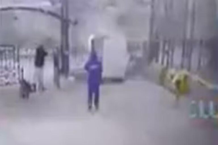 पाकिस्तान में दहशत: पेशावर FC HQ पर दो आत्मघाती धमाके, हमलावरों की अंधाधुंध गोलीबारी पाकिस्तान में दहशत: पेशावर FC HQ पर दो आत्मघाती धमाके, हमलावरों की अंधाधुंध गोलीबारी