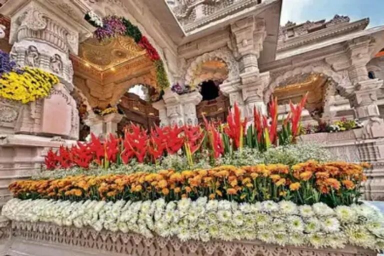 अयोध्या में फूलों का समंदर, राम मंदिर धर्म ध्वज समारोह के लिए तैयार शहर अयोध्या में फूलों का समंदर, राम मंदिर धर्म ध्वज समारोह के लिए तैयार शहर