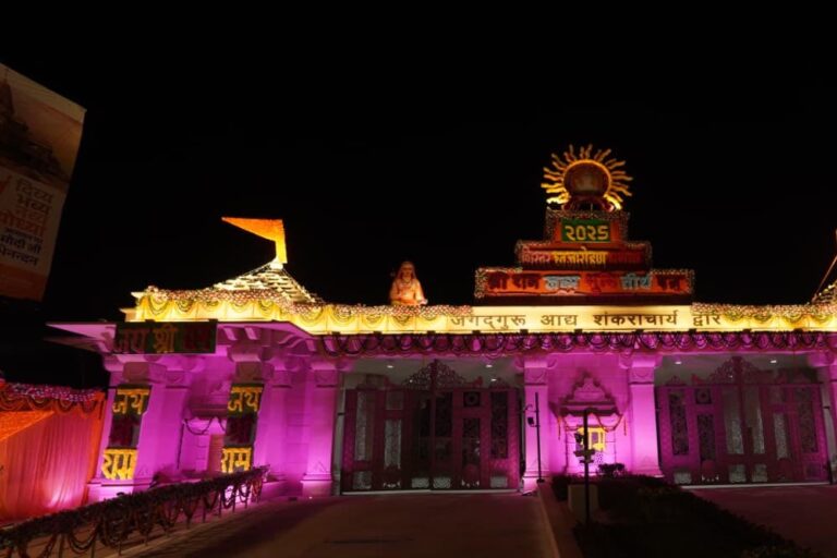 सीएम योगी आदित्यनाथ ने हनुमानगढ़ी व राम मंदिर में किया दर्शन पूजन सीएम योगी आदित्यनाथ ने हनुमानगढ़ी व राम मंदिर में किया दर्शन पूजन