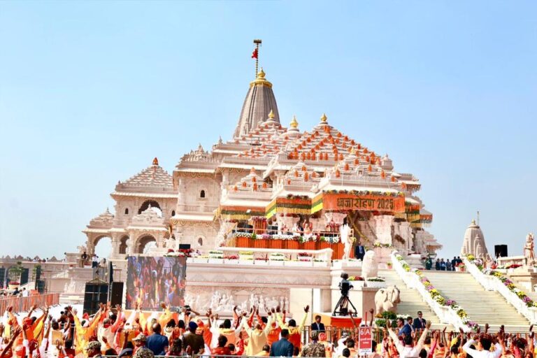 राज्यपाल आनंदी बेन पटेल व मुख्यमंत्री योगी आदित्यनाथ ने साकेत हैलीपेड पर किया प्रधानमंत्री का स्वागत