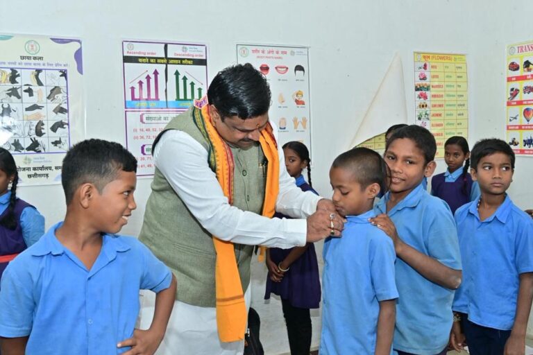 रायपुर: शिक्षा मंत्री गजेंद्र यादव ने मैनपुर क्षेत्र के स्कूलों का किया आकस्मिक निरीक्षण