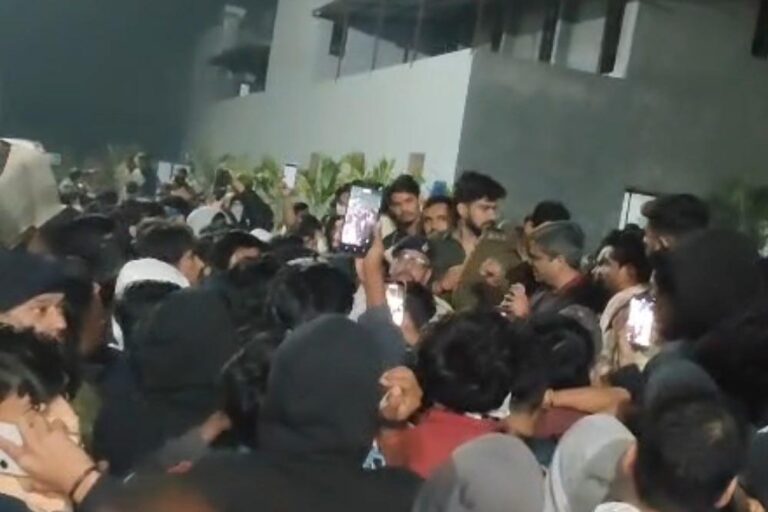 छात्रों का गुस्सा, सीहोर वीआईटी कॉलेज में खाने-पानी और अन्य समस्याओं को लेकर हंगामा