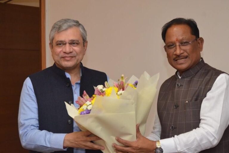 रायपुर: मुख्यमंत्री विष्णुदेव साय ने केंद्रीय रेल मंत्री अश्विनी वैष्णव से की सौजन्य भेंट