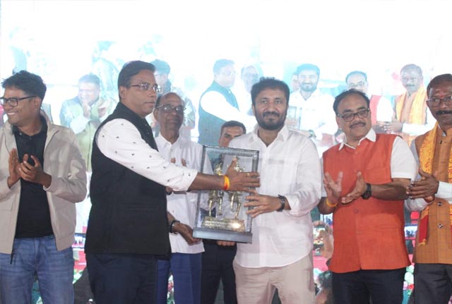 सपने देखें, संकल्प लें, धारा के विपरीत मेहनत कर आगे बढ़ें — आनंद कुमार सपने देखें, संकल्प लें, धारा के विपरीत मेहनत कर आगे बढ़ें — आनंद कुमार