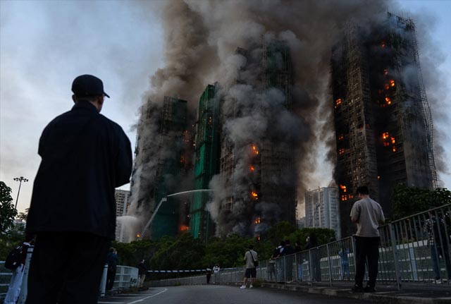 ताई पो जिले में बड़ा हादसा: आवासीय इमारतों में आग, कई अपार्टमेंट जलकर खाक—44 मृत, 300 के करीब लापता ताई पो जिले में बड़ा हादसा: आवासीय इमारतों में आग, कई अपार्टमेंट जलकर खाक—44 मृत, 300 के करीब लापता