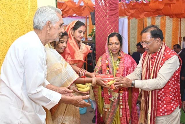 मुख्यमंत्री ने की ग्राम सलखंड में महतारी सदन बनाने की घोषणा मुख्यमंत्री ने की ग्राम सलखंड में महतारी सदन बनाने की घोषणा