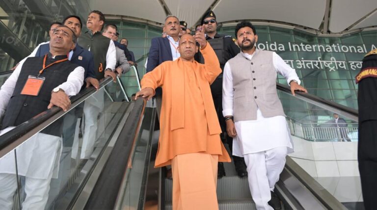 मुख्यमंत्री ने केंद्रीय मंत्री के साथ किया नोएडा इंटरनेशनल एयरपोर्ट का निरीक्षण