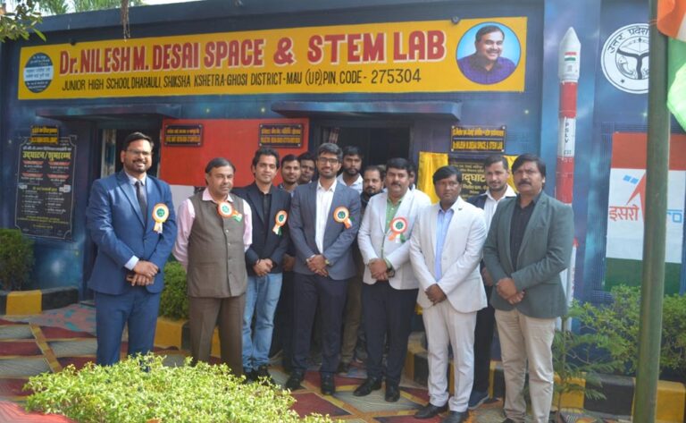 डा. निलेश एम. देसाई ने मऊ के परिषदीय विद्यालयों में 1500 छात्रों से किया संवाद, बच्चों में जागी अंतरिक्ष में रुचि