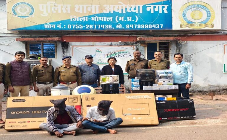 गर्ग इलेक्ट्रॉनिक शोरूम में चोरी का पर्दाफाश, पुलिस ने 2 शातिर नकबजनों को दबोचा, 12 लाख का सामान बरामद गर्ग इलेक्ट्रॉनिक शोरूम में चोरी का पर्दाफाश, पुलिस ने 2 शातिर नकबजनों को दबोचा, 12 लाख का सामान बरामद