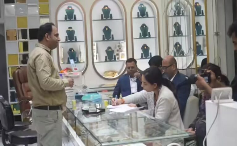 तीन जूलर्स पर GST का सख्त रेड, अफसरों ने ग्राहक बनकर पकड़ा कच्चा बिल