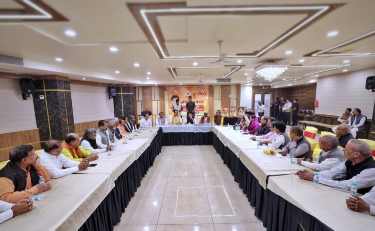 सिंधिया का संदेश: कार्यकर्ताओं के साथ उम्र भर का रिश्ता, बैठक में कहा—सभी का स्वागत मेरी गाड़ी में