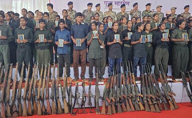 नक्सलियों में हड़कंप: 15 लाख के इनामी धनुष ने पत्नी सहित चुनी शांति की राह, MP में सरेंडर बढ़े