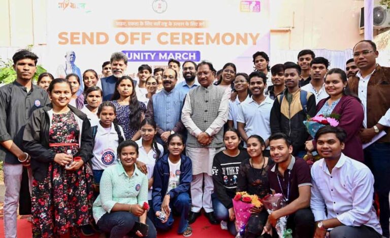 यूनिटी मार्च के लिए राज्य के 68 युवाओं के दल को मुख्यमंत्री विष्णुदेव साय ने हरी झंडी दिखाकर किया रवाना