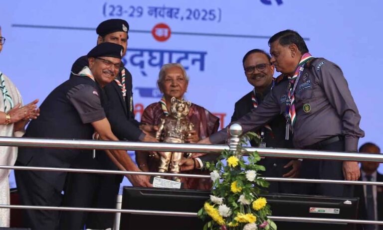 बच्चों की प्रतिभा देखकर करता है मन, फिर से बच्चा बन जाऊँ: राज्यपाल बच्चों की प्रतिभा देखकर करता है मन, फिर से बच्चा बन जाऊँ: राज्यपाल