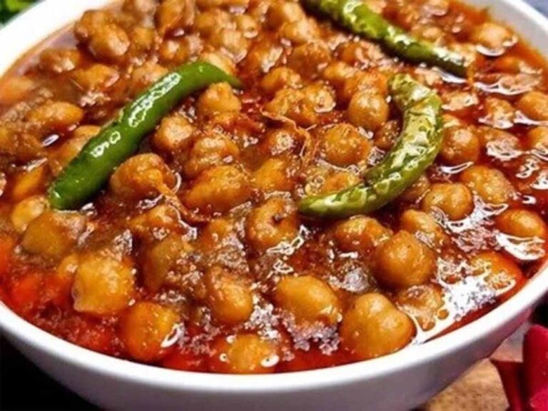 सिर्फ कुछ मिनटों में तैयार करें ढाबा जैसे तिखे-मसालेदार छोले