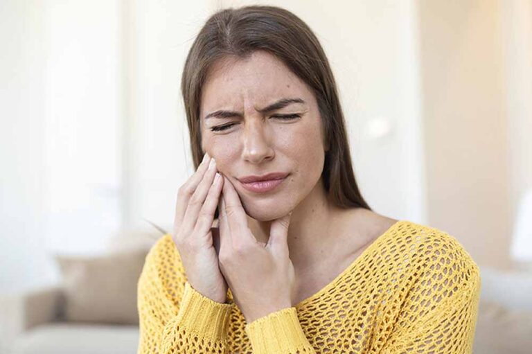 सर्दी का असर दांतों पर: सेंसिटिविटी से राहत पाने के आसान घरेलू नुस्खे सर्दी का असर दांतों पर: सेंसिटिविटी से राहत पाने के आसान घरेलू नुस्खे