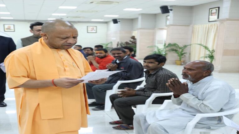 जनता दर्शन :प्रदेश भर से आए एक-एक फरियादी से मिले मुख्यमंत्री