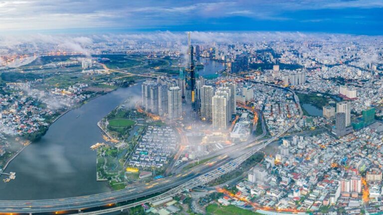 मैन्युफैक्चरिंग का नया केंद्र: इंदौर को ग्लोबल हब बनाने की तैयारी तेज मैन्युफैक्चरिंग का नया केंद्र: इंदौर को ग्लोबल हब बनाने की तैयारी तेज