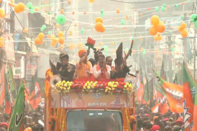 योगी पर बरसाए गए फूल, फुलझड़ियां और पटाखे जलाकर जनता ने किया स्वागत