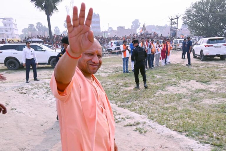 समस्तीपुर के मोहिउद्दीननगर विधानसभा से एनडीए प्रत्याशी राजेश कुमार सिंह के समर्थन में सीएम योगी ने की जनसभा