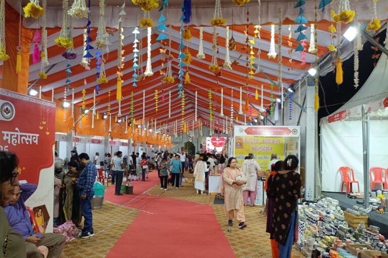 लखनऊ, गोरखपुर, आगरा, कानपुर देहात और मुरादाबाद के मेलों में बढ़ी खरीदारों की उत्साही भागीदारी