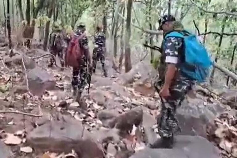 कटेझिरिया जंगल में पुलिस-नक्सली मुठभेड़, नक्सली अभी भी फरार, सर्च ऑपरेशन जारी