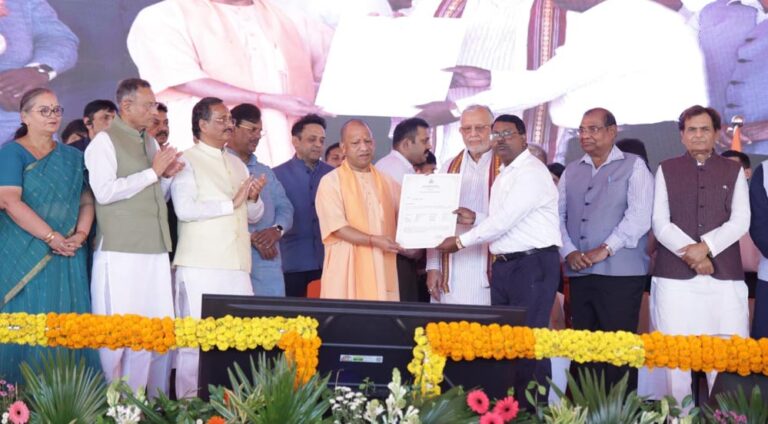 माफियाओं को सीएम योगी ने दी चेतावनी, कहा- अवैध कब्जा कर समाज को डराने-धमकाने का काम करोगे तो लेने के देने पड़ जाएंगे