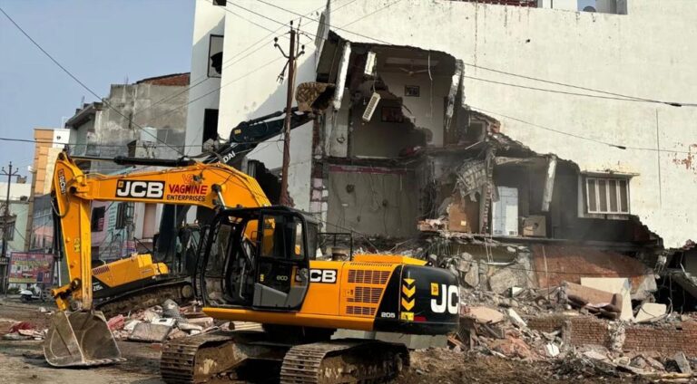 उच्च सुरक्षा वाले इलाके में बुलडोजर चला, महाकाल मंदिर मार्ग पर अवैध निर्माणों पर प्रशासन की बड़ी कार्रवाई
