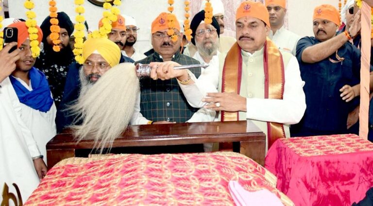 गुरुनानक देव की जयंती पर मोहन यादव ने गुरुद्वारा में मत्था टेका, देशभक्ति और बलिदान की बात कही