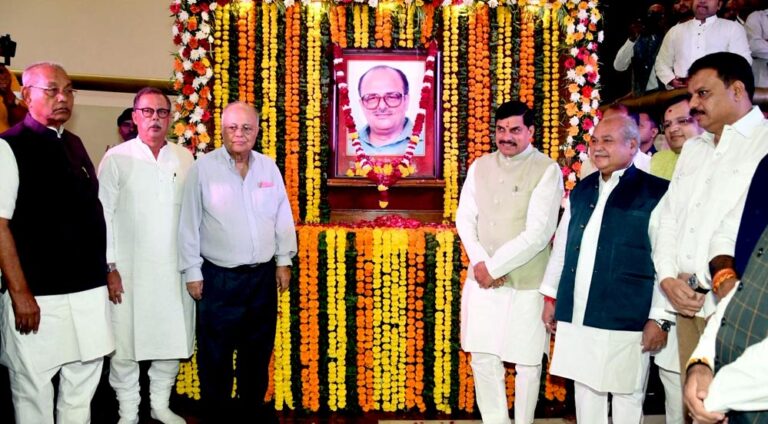 मुख्यमंत्री डॉ. यादव ने पूर्व मुख्यमंत्री अर्जुन सिंह को भावपूर्ण श्रद्धांजलि अर्पित की