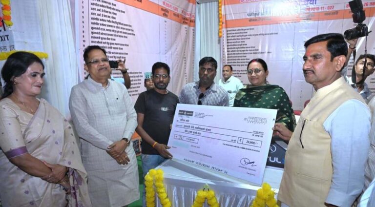 केंद्रीय राज्यमंत्री तोखन साहू ने रायपुर में लोगों को दी खुशियों की चाबी