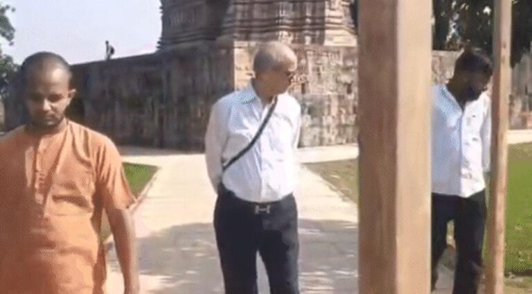 वकील राकेश ने खजुराहो के विष्णु मंदिर में किया दौरा, नई मूर्ति स्थापना की मांग की