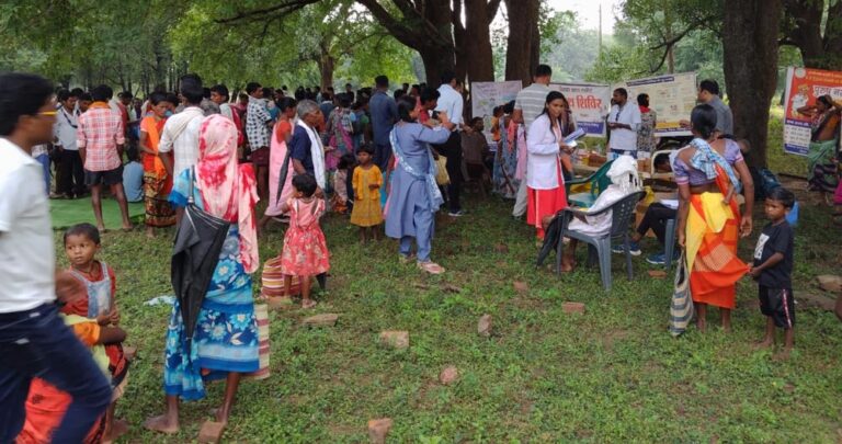 बीजापुर में विकास की नई पहल: माओवाद प्रभावित सात गांवों में पहली बार आयोजित हुआ मेगा हेल्थ कैंप