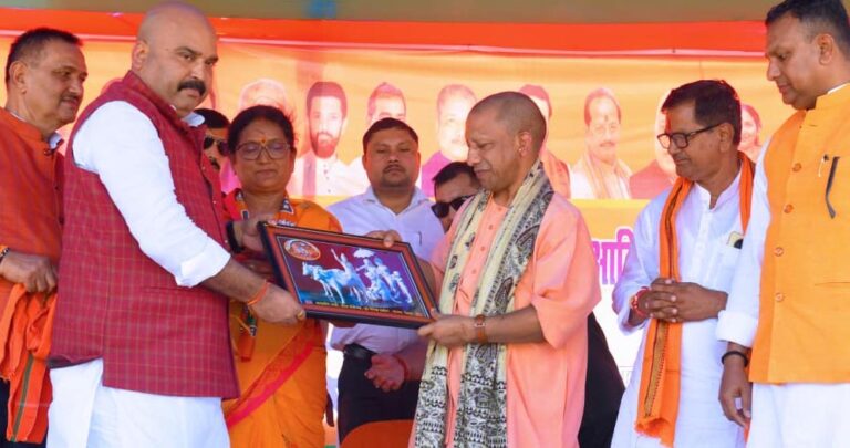 योगी ने चेताया- माफिया व अपराधियों को जब भी सत्ता का स्वाद चखाओगे तो कीमत चुकाओगे