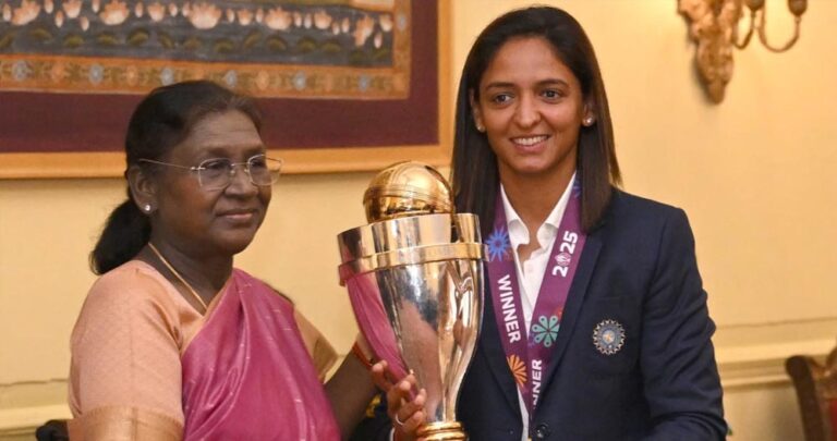 ‘आप रोल मॉडल हैं’ — राष्ट्रपति मुर्मु ने वर्ल्ड चैंपियन बेटियों से की मुलाकात, टीम ने भेंट किया विशेष उपहार