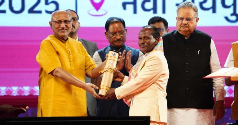 छत्तीसगढ़ रजत महोत्सव-2025 : उपराष्ट्रपति सी.पी. राधाकृष्णन ने 37 विभूतियों और 4 संस्थाओं को अलंकरण से किया सम्मानित छत्तीसगढ़ रजत महोत्सव-2025 : उपराष्ट्रपति सी.पी. राधाकृष्णन ने 37 विभूतियों और 4 संस्थाओं को अलंकरण से किया सम्मानित