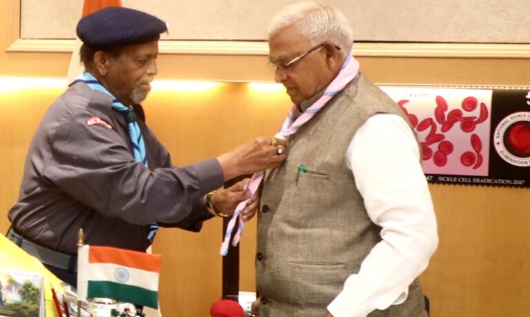 राज्यपाल पटेल को भारत स्काउट्स एवं गाइड्स का बैज और स्कार्फ पहनाया गया