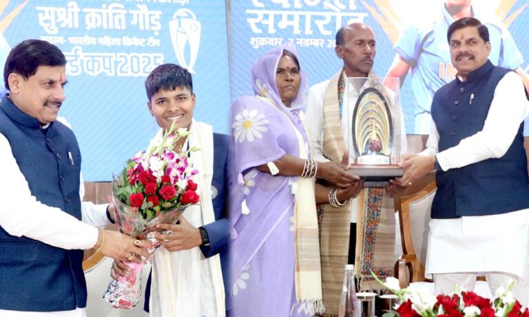 क्रांति गौड़ को मिला सम्मान, मुख्यमंत्री ने किया बड़ा ऐलान — पिता की होगी पुलिस विभाग में वापसी क्रांति गौड़ को मिला सम्मान, मुख्यमंत्री ने किया बड़ा ऐलान — पिता की होगी पुलिस विभाग में वापसी