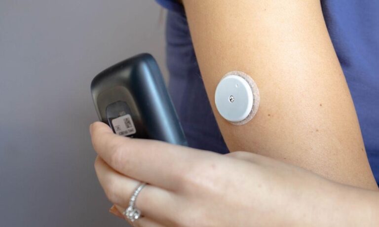 नई तकनीक: सिर्फ फोन टच से पता चलेगा ब्लड शुगर, दर्दनाक जांच नहीं