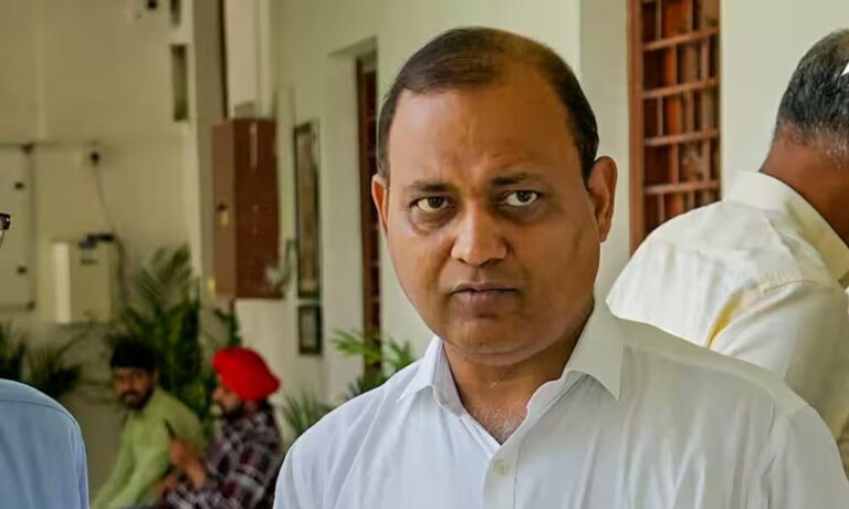 सोमनाथ भारती यूपी पुलिस की नजर में फरार, जानिए इसके पीछे की कहानी