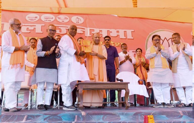 उत्तर प्रदेश के मुख्यमंत्री योगी आदित्यनाथ ने पिपरा विधानसभा क्षेत्र से श्यामबाबू प्रसाद यादव के पक्ष में की रैली उत्तर प्रदेश के मुख्यमंत्री योगी आदित्यनाथ ने पिपरा विधानसभा क्षेत्र से श्यामबाबू प्रसाद यादव के पक्ष में की रैली