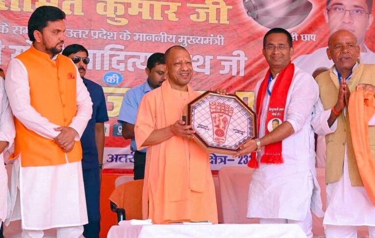 अतरी विधानसभा में आयोजित जनसभा में सीएम योगी ने कहा- कांग्रेस-राजद ने बिहार को पहचान के संकट में डाला अतरी विधानसभा में आयोजित जनसभा में सीएम योगी ने कहा- कांग्रेस-राजद ने बिहार को पहचान के संकट में डाला