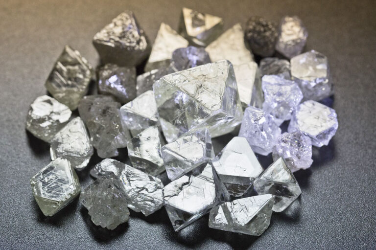 उथली और खेत खदानों से आए 79 हीरे, पन्ना कार्यालय में तैयार नीलामी उथली और खेत खदानों से आए 79 हीरे, पन्ना कार्यालय में तैयार नीलामी