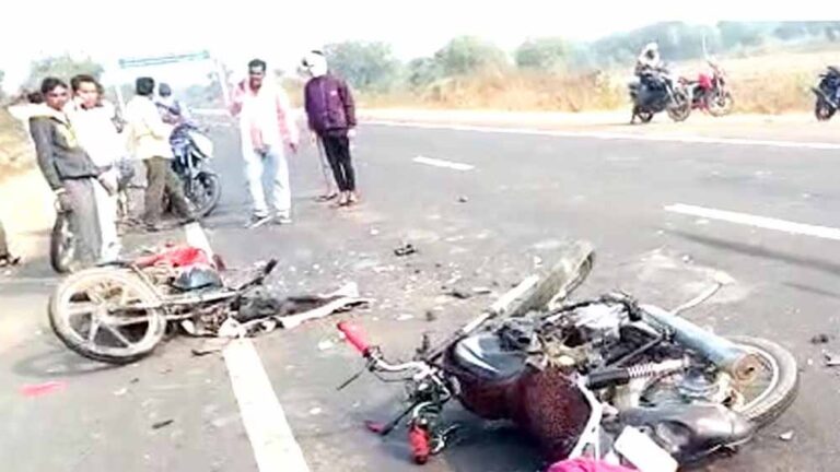 सड़क हादसे में एक ही परिवार के 4 सदस्य खत्म, भैंस ढूंढकर लौटते वक्त हुआ हादसा सड़क हादसे में एक ही परिवार के 4 सदस्य खत्म, भैंस ढूंढकर लौटते वक्त हुआ हादसा