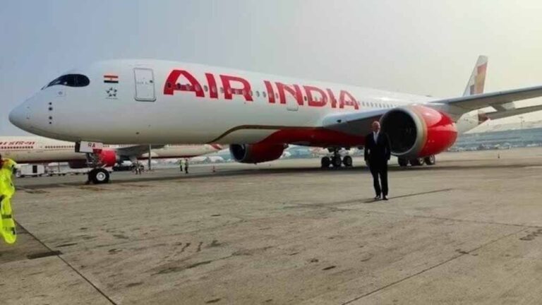 टेक्निकल फॉल्ट से Air India उड़ान लेट, यात्रियों की परेशानी बढ़ी टेक्निकल फॉल्ट से Air India उड़ान लेट, यात्रियों की परेशानी बढ़ी