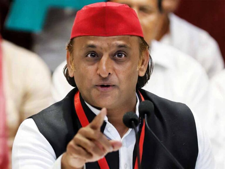 अयोध्या में ध्वजारोहण, राजनीति में हलचल: अखिलेश यादव ने दिया बड़ा संदेश
