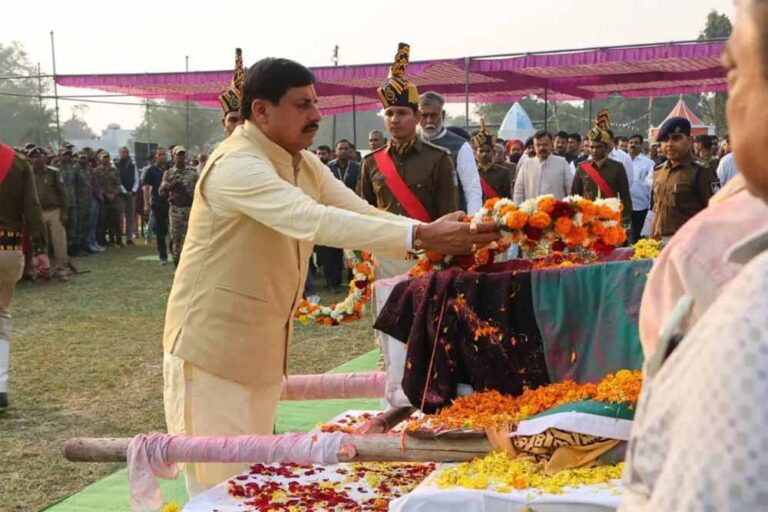 नक्सली हमले में शहीद आशीष शर्मा पंचतत्व में विलीन, CM का बड़ा फैसला—छोटे भाई को मिलेगा सब इंस्पेक्टर पद