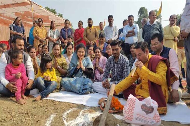 राज्यमंत्री श्रीमती गौर ने किया साढ़े 4 करोड़ के विकास कार्यों का भूमि-पूजन राज्यमंत्री श्रीमती गौर ने किया साढ़े 4 करोड़ के विकास कार्यों का भूमि-पूजन