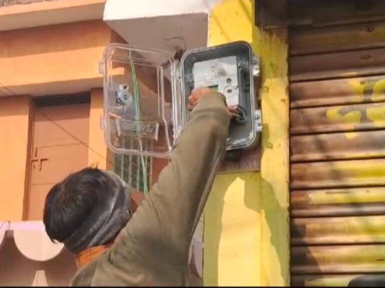 निर्धारित समयावधि में 4 लाख 56 हजार से अधिक उपभोक्ताओं को मिले नये बिजली कनेक्शन निर्धारित समयावधि में 4 लाख 56 हजार से अधिक उपभोक्ताओं को मिले नये बिजली कनेक्शन